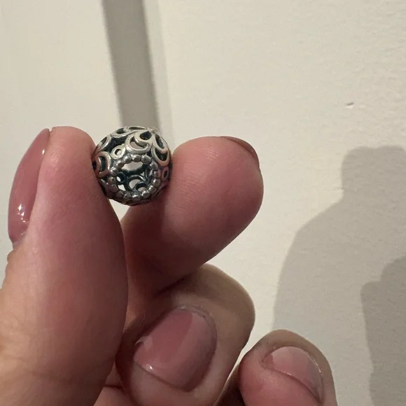 PANDORA ROUND FLORAL CHARM - Picture 5 of 6